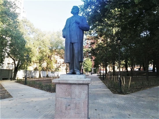 Памятник Максиму Горькому вернули в Садовый сквер Выборга