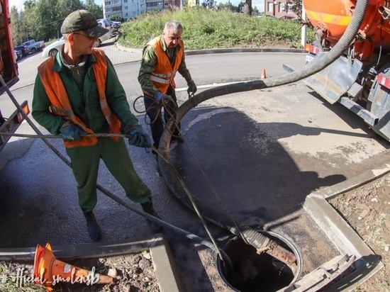 В Смоленске несколько последних дней интенсивно чистят "ливневки"