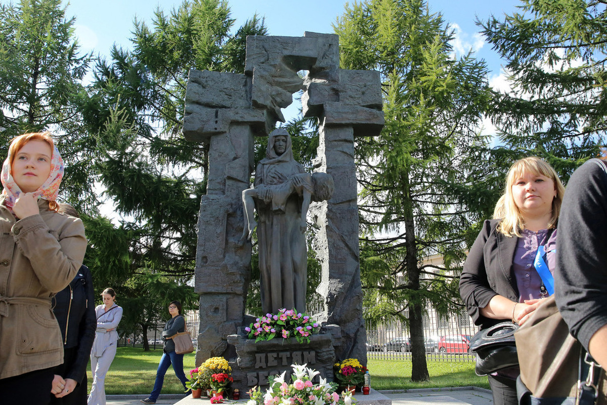 Памятник беслану в санкт петербурге. Памятник детям Беслана в Санкт-Петербурге. Памятник детям Беслана. Памятник жертвам Беслана в Москве. Памятник трагедии в Беслане в Москве.