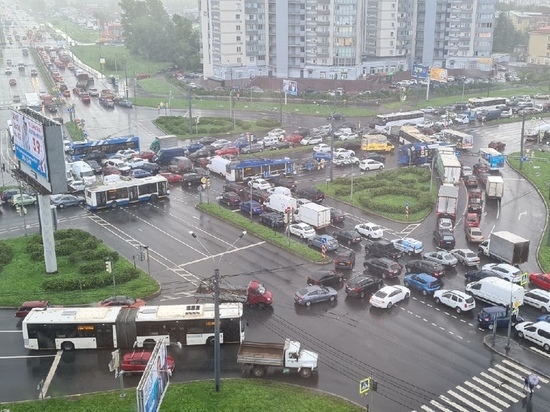 Неработающий светофор вызвал «апокалипсис» на перекрестке с Софийской улицей
