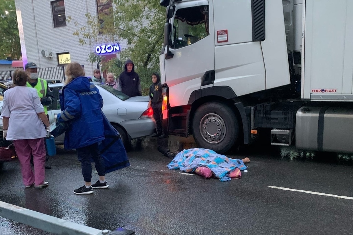 В Ярославле дальнобойщик умер прямо на городской улице - МК Ярославль