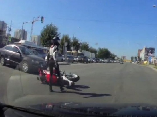 Иномарка сбила девушку на мотоцикле в Новосибирске: байкерша отряхнулась и пошла дальше