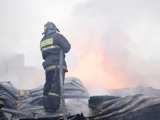 В Мурманске утром пожарные тушили гаражи