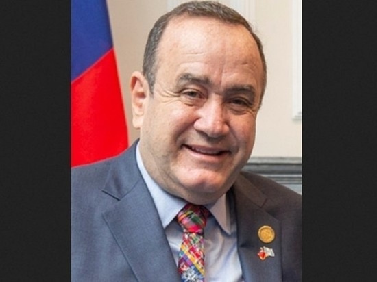 NYT: Россияне подкупили президента Гватемалы ковром с деньгами