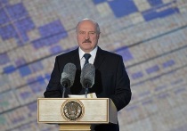 Президент Белоруссии Александр Лукашенко нашел место для картины, на которой изображен с автоматом
