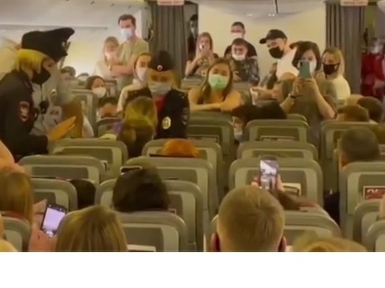 Пассажирка рейса Москва - Анталья устроила дебош на борту самолета