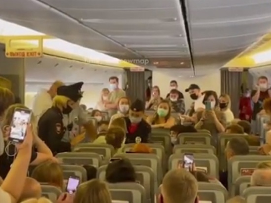 Снятая с рейса Москва - Анталья пассажирка решила судиться с авиакомпанией