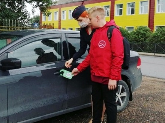 Школьники и полицейские повесили на автомобили смолян дорхенгеры