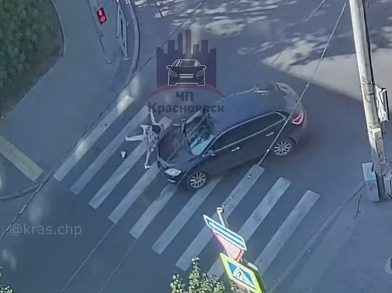 В центре Красноярска водитель черного автомобиля сбил женщину на переходе