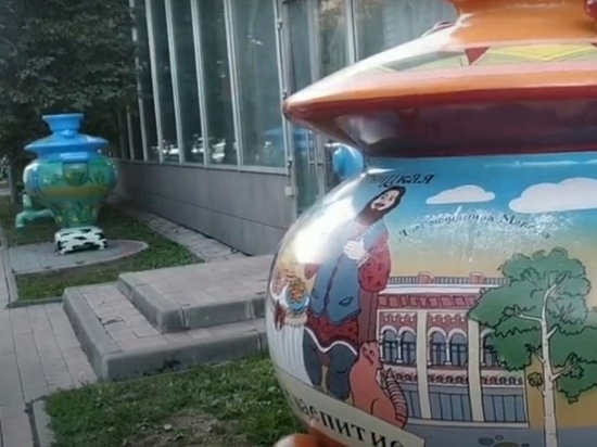 В Москве в районе станции метро «Тульская» установили расписные самовары