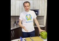 Вячеслав Гладков записали видео у себя на кухне и поделился с подписчиками рецептом любимого летнего салата