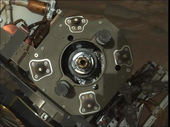 Марсоход Perseverance показал фото сбора грунта на Марсе