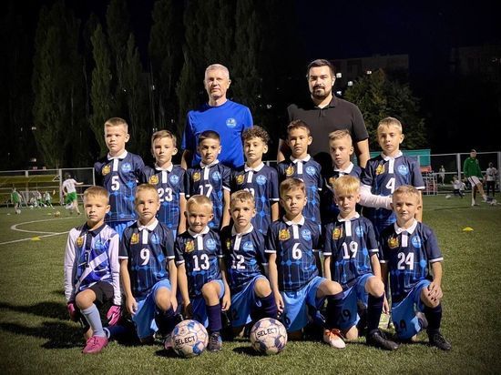 Мэр Ставрополя подарил клубную форму детской футбольной команде