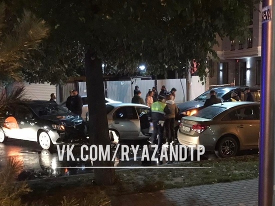 В массовой аварии на улице Чапаева в Рязани пострадали два человека