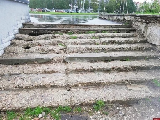 Псковичка сломала ногу из-за разрушенной лестницы на Рижском проспекте