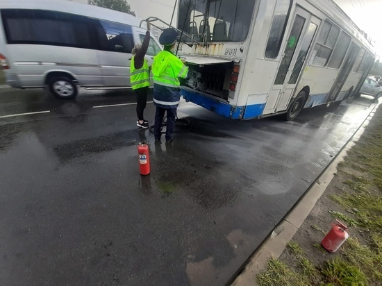 Петрозаводские автоинспекторы помогли потушить загоревшийся троллейбус