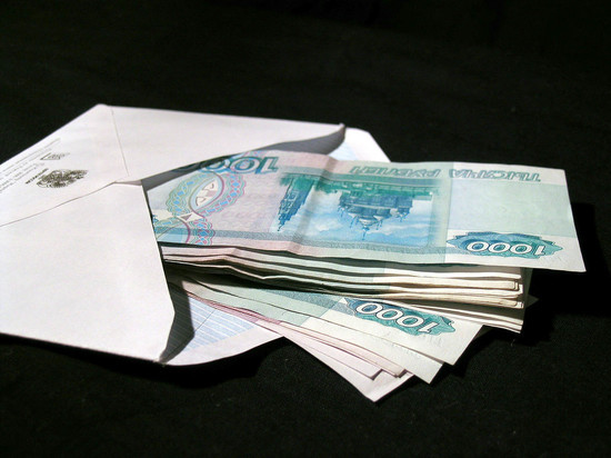 Почти 40% россиян согласны получать зарплату "в конверте"