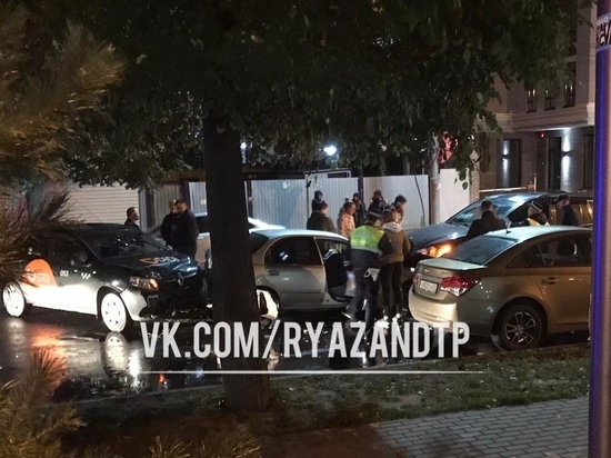 Появилось видео с места массовой аварии на улице Чапаева в Рязани