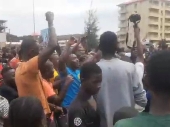 Жители Конакри празднуют арест президента Гвинеи
