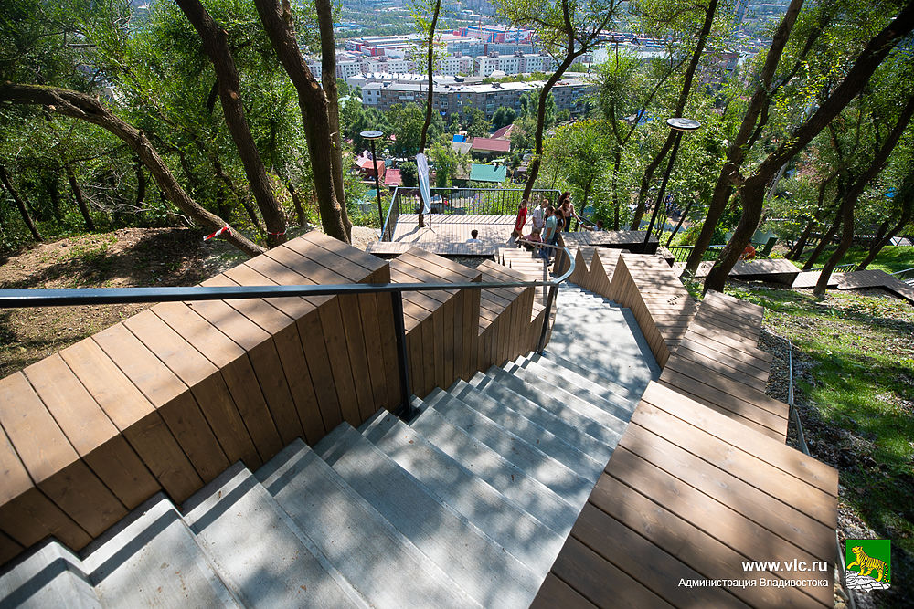 Как выглядит видовая площадка на Бурачка и лестница на Тунгусской во Владивостоке