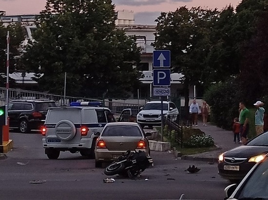 На Береговой в Ростове мотоциклист пострадал в ДТП