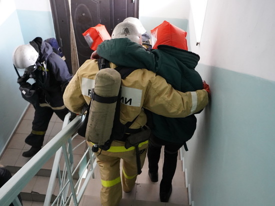 В поселке Холодный пожарные эвакуировали жильцов двух горящих квартир