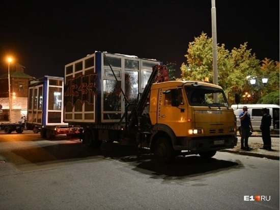 Пункт полиции разобрали и вывезли из центра Екатеринбурга