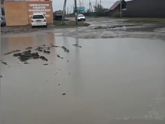 Жители микрорайона в Чите не могут пройти домой из-за грязи и огромных луж