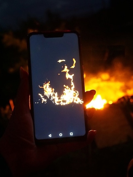 Вызывать спасателей, а не снимать ЧП на телефон: МЧС Ямала просит очевидцев адекватно вести себя при пожаре