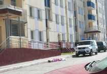 В понедельник, 6 сентября, молодой человек упал выпал из окна многоэтажки на улице Одоевского 1/2 в Новосибирске