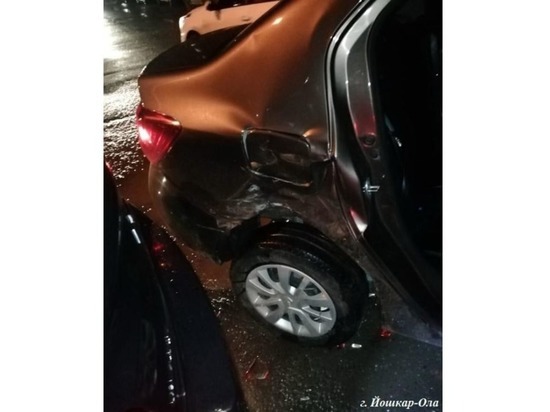 При столкновении ВАЗа и «Рено» в Йошкар-Оле пострадала пассажирка