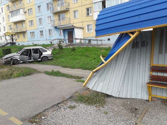 В Кузбассе девушка протаранила остановку на автомобиле