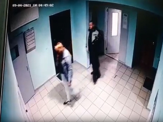 Полиция начала проверку после избиения женщины в подъезде в Ноябрьске