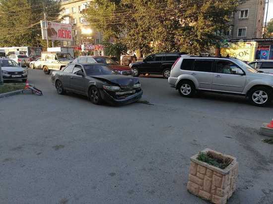 38-летний водитель Toyota Mark II погиб после наезда на столб в Новосибирске