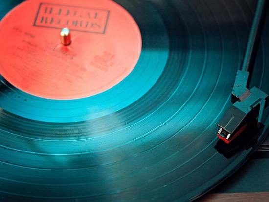 Покупая виниловые пластинки через интернет, смолянин лишился денег и не получил товар