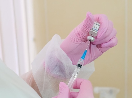 Андрей Бочаров поручил провести вакцинацию волгоградцев от гриппа