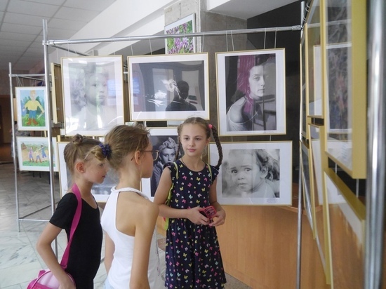 Выставка начинающих фотографов и художников открылась в донецком ДДЮТ