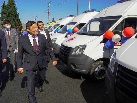 Врио Главы Тувы вручил медикам ключи от санитарного автотранспорта