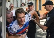 Недавно МК писал о злоключениях гражданина США Джэреда Йонгера, которого задержали в Одессе после того, как на него напали националисты из-за футболки с триколором и надписью «Russia»