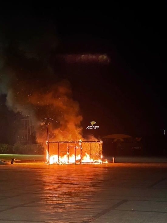 Пункт проката электросамокатов сгорел на Михайловской набережной в Новосибирске