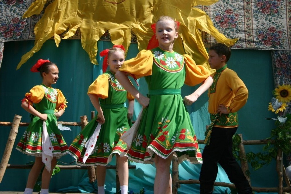 Дружба народов киров. Ансамбль Быстрянка Киров народный танца. Киров народы. Выступление Быстрянка Киров.