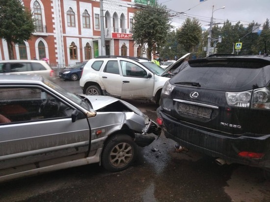 В центре Йошкар-Олы столкнулись три автомашины