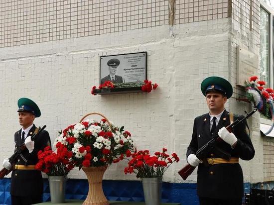В Омске на фасаде школы № 49 открыли мемориальную доску пограничнику Мухтару Исину