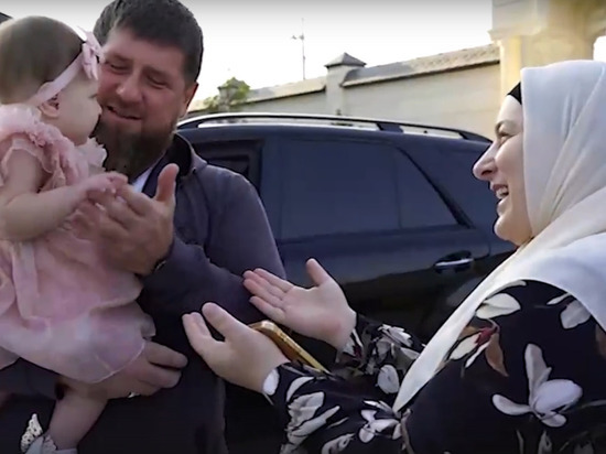 Глава Чечни поздравил жену с Днем рождения