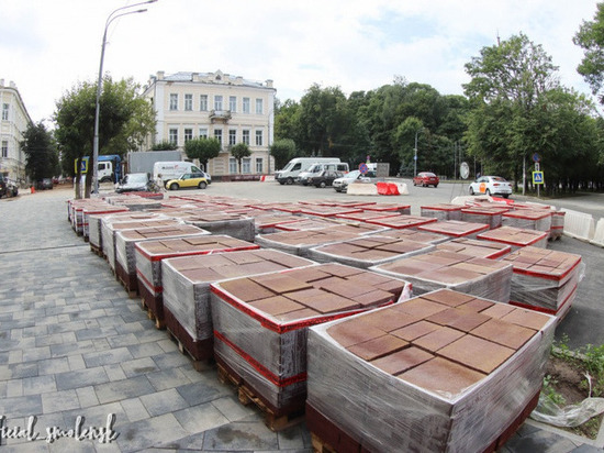 В Смоленске на улице Ленина рабочие уложили плитку на тротуарах