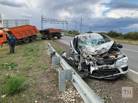 Автоледи уснула и врезалась в Камаз на трассе под Челнами