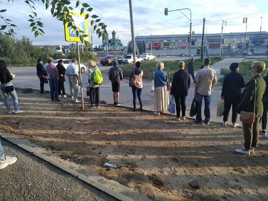 Почти 2 часа в очереди: астраханка пожаловалась на работу маршруток на Трусово