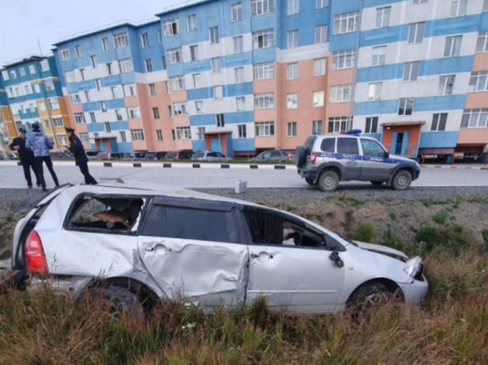 В Анадыре автомобиль опрокинулся в кювет и повредил дорожный знак