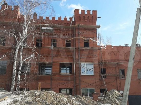 Огромный замок продают в Барнауле за 65 млн рублей