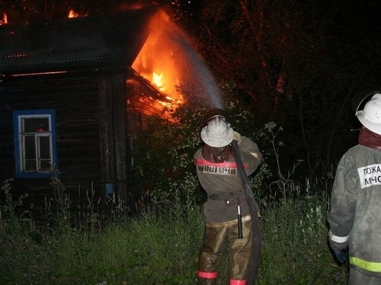 Поздно вечером в Ивановской области сгорел дом с пристройкой